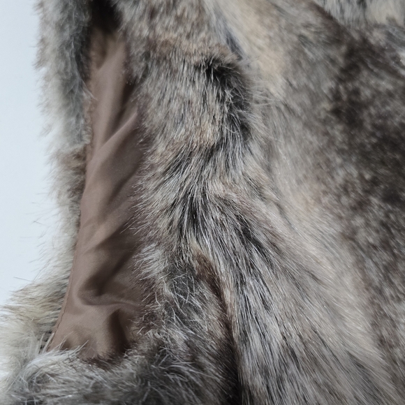 Suzy Shier | Faux Fur Long Vest | XS Boho Glam Sleeveless Layering Jacket - Picture 8 of 9
